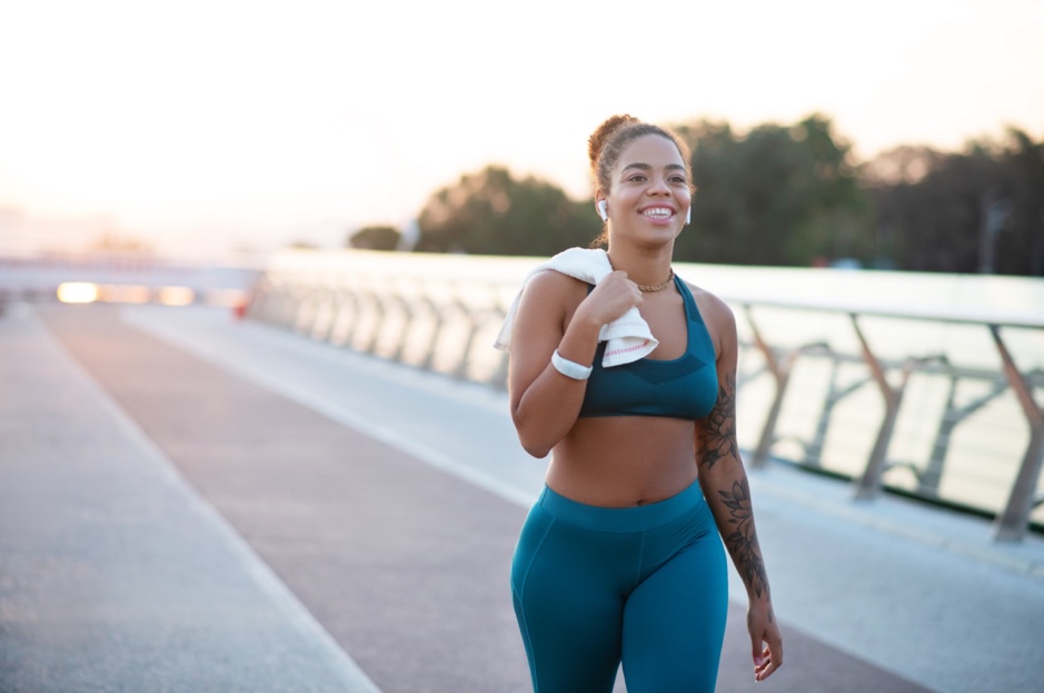 A person wearing sports garment and blue leggings